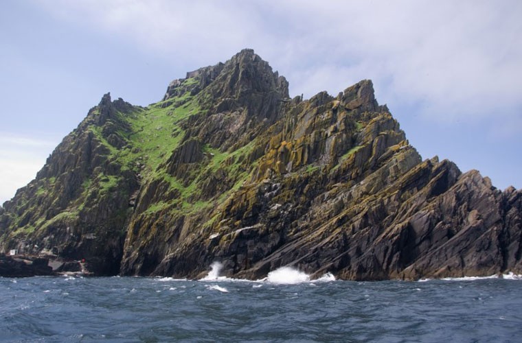 Nằm cách phía tây bán đảo Iveragh (Ireland) 11,6 km, đảo Skellig Michael là một địa danh đã được UNESCO công nhận. Mỗi khi tới đây, du khách đều muốn lên thăm tu viện cổ đại nằm ở trên đỉnh của tảng đá cao 230m và phải vượt qua những chặng đường đầy rẫy chướng ngại vật.  Chuyến du lịch nguy hiểm này vẫn thu hút khá nhiều du khách trên thế giới.